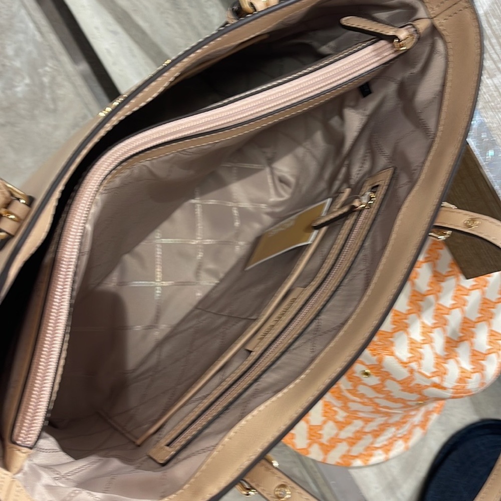 Michael Kors Voyager Small Saffiano Leather Tote Bag
30H1GV6T4T
NWT
OYSTER - Picture 15 of 16